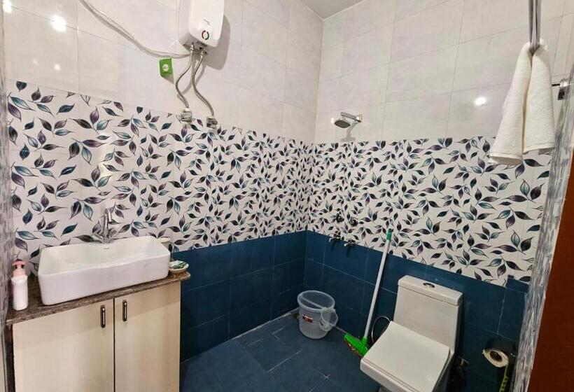 패밀리 룸, Himalayan Havenwood