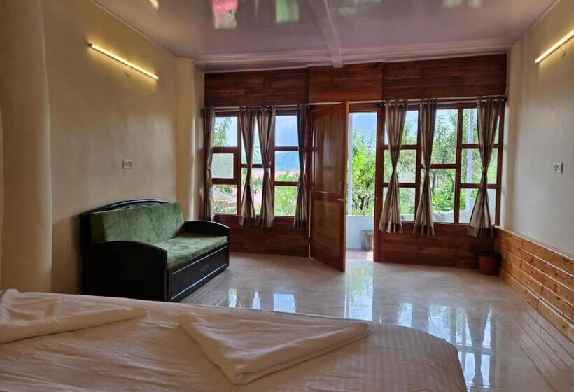 패밀리 룸, Himalayan Havenwood