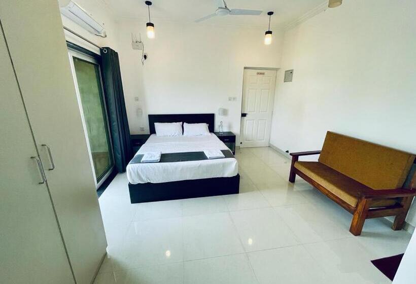 סוויטה עם מרפסת, Rsa Residency