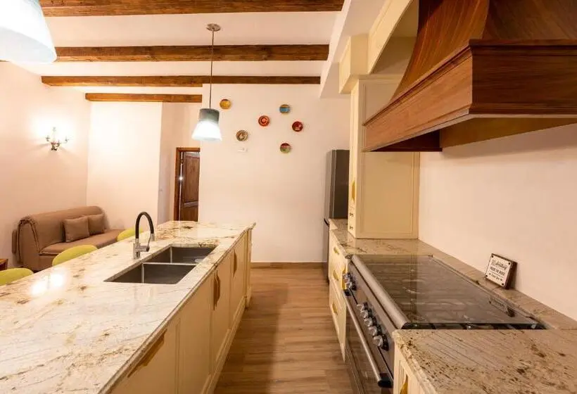 سوییت خانوادگی, Casa Maya Transilvania