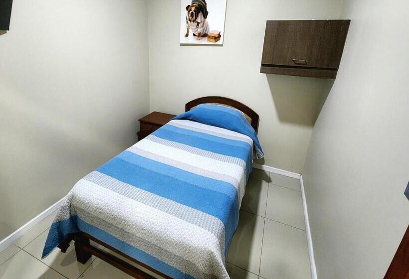 Номер Стандарт Индивидуальный Совместная Ванная, Hostal Ostello Amadeus