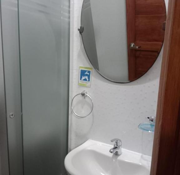 Номер Стандарт Индивидуальный Совместная Ванная, Hostal Ostello Amadeus