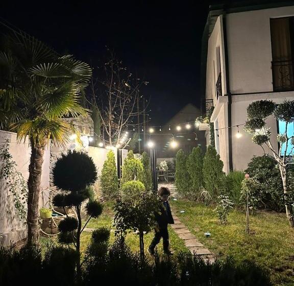 اتاق لوکس, Larda Tbilisi