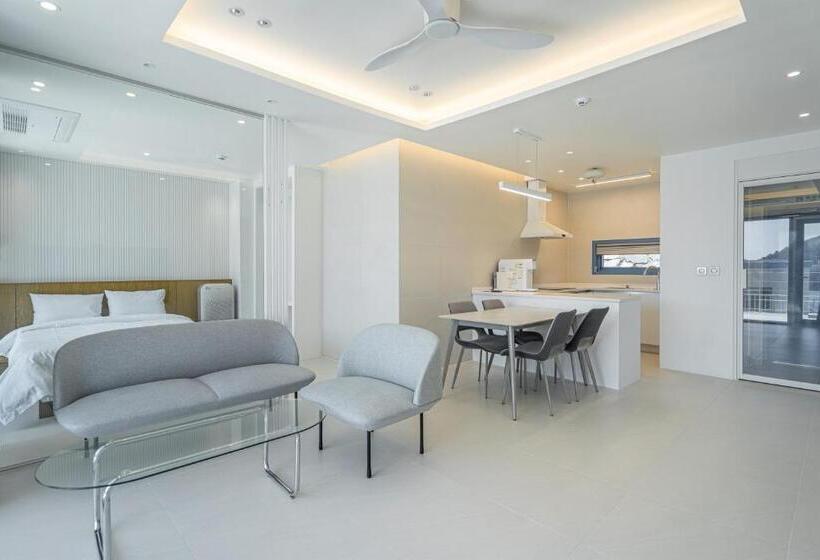 オーシャンビュースタンダードルーム, Yeosu Blueara Premium Pool Villa