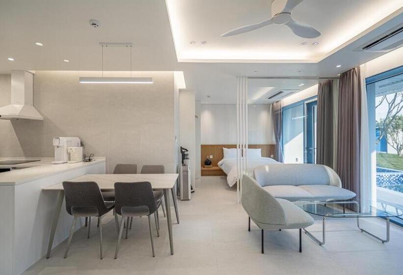 オーシャンビュースタンダードルーム, Yeosu Blueara Premium Pool Villa