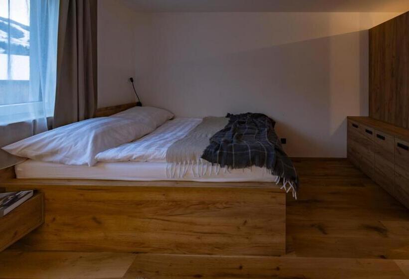 استودیوی استاندارد, Riverside Rauris Apartments