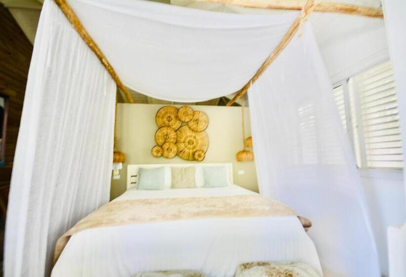 חדר סטנדרט לשלושה עם נוף לבריכה, Non Disponible