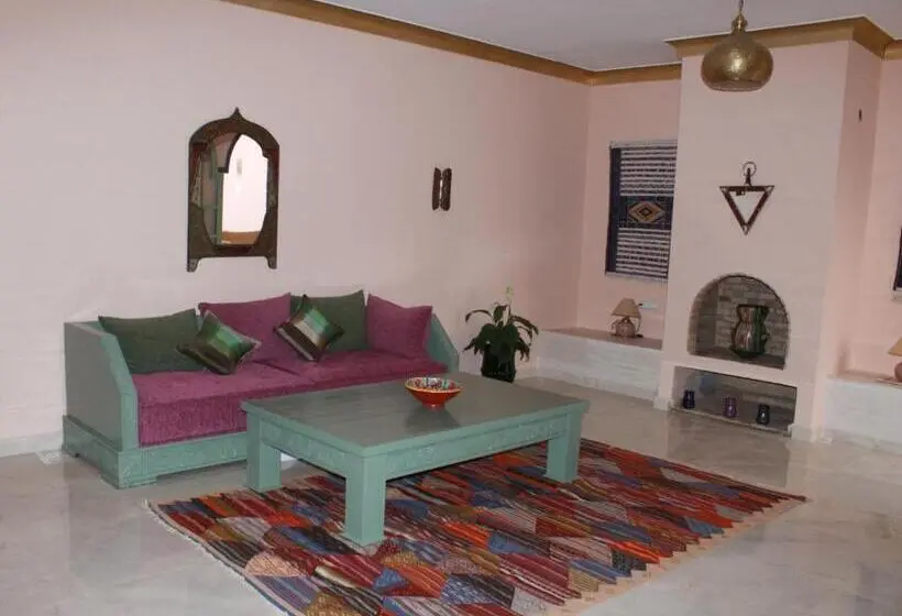 Talo 4 Makuuhuonetta, Riad Tania Mozaik