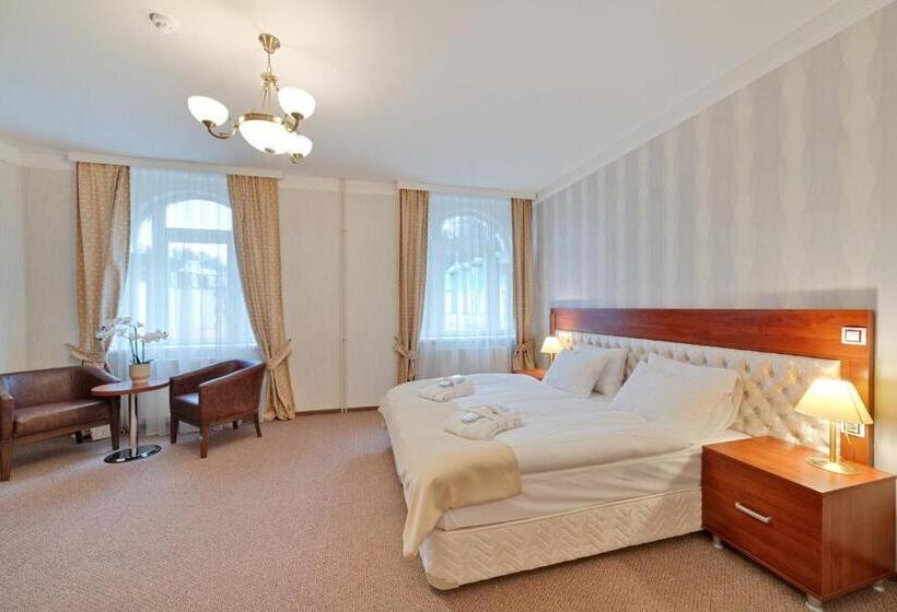 غرفة ديلوكس, Aura