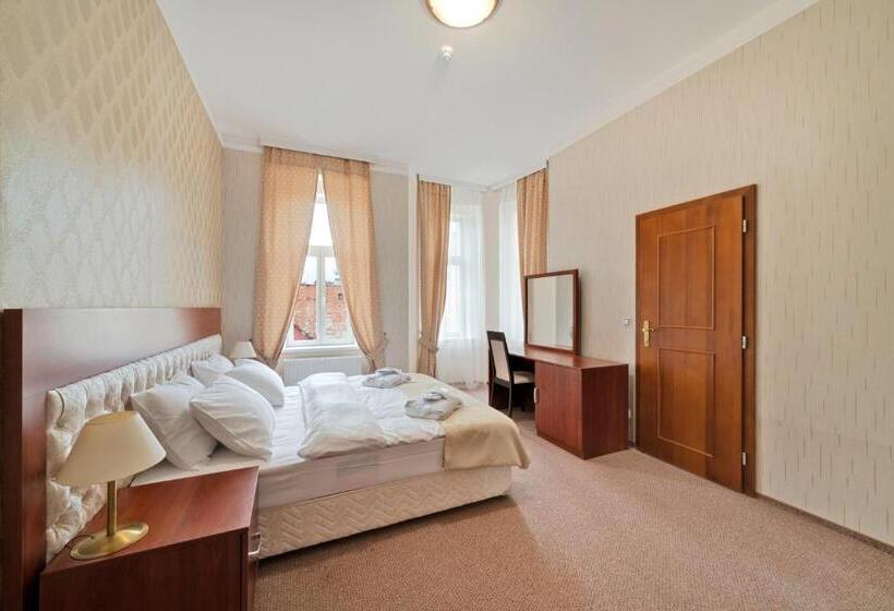 جناح عائلي, Aura