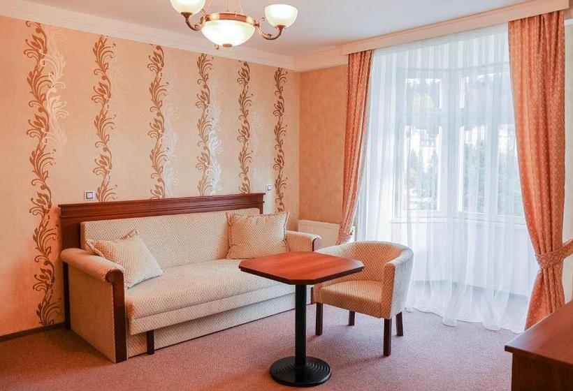 جناح عائلي, Aura