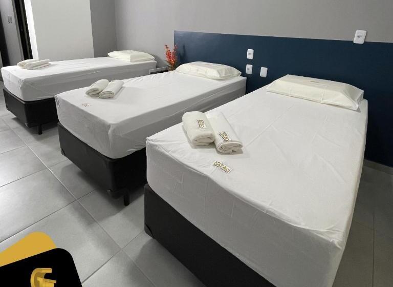 חדר סטנדרט לשלושה, Gatao