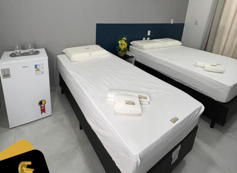 חדר סטנדרט לשלושה, Gatao