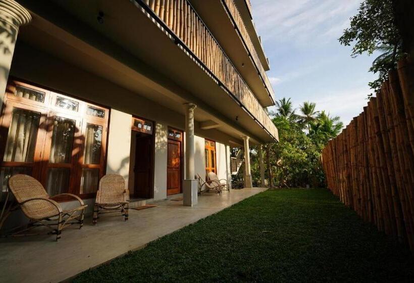 Номер Стандарт Вид на Сад, Taboo