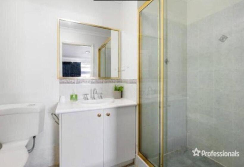 اتاق استاندارد سه نفره, Somerville Secure Accommodation