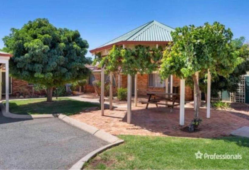 اتاق استاندارد سه نفره, Somerville Secure Accommodation