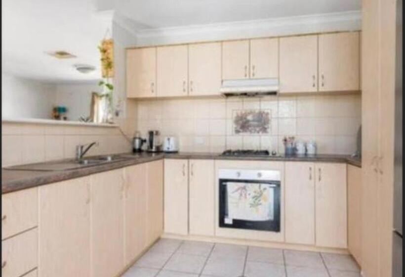 اتاق استاندارد سه نفره, Somerville Secure Accommodation