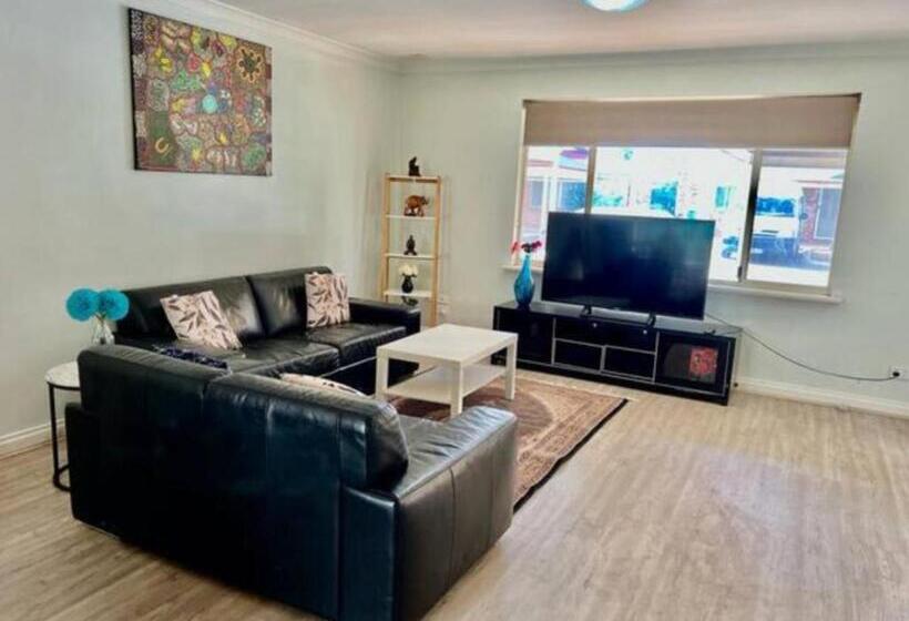 اتاق استاندارد سه نفره, Somerville Secure Accommodation