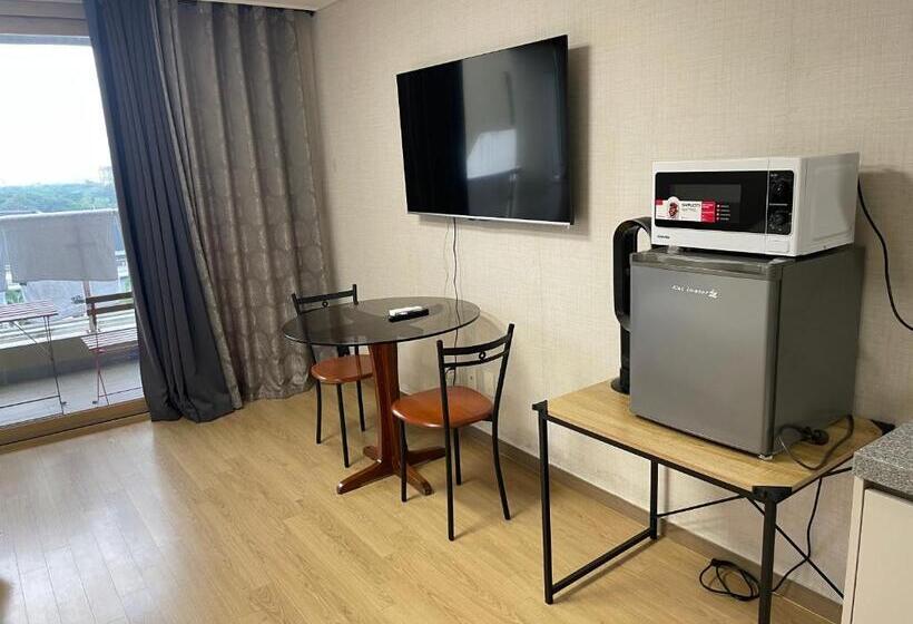 إستديو قياسى مزود بشرفة, Spacious Luxury Condo W/ Kitchen Beside Hilton Clark D’heights