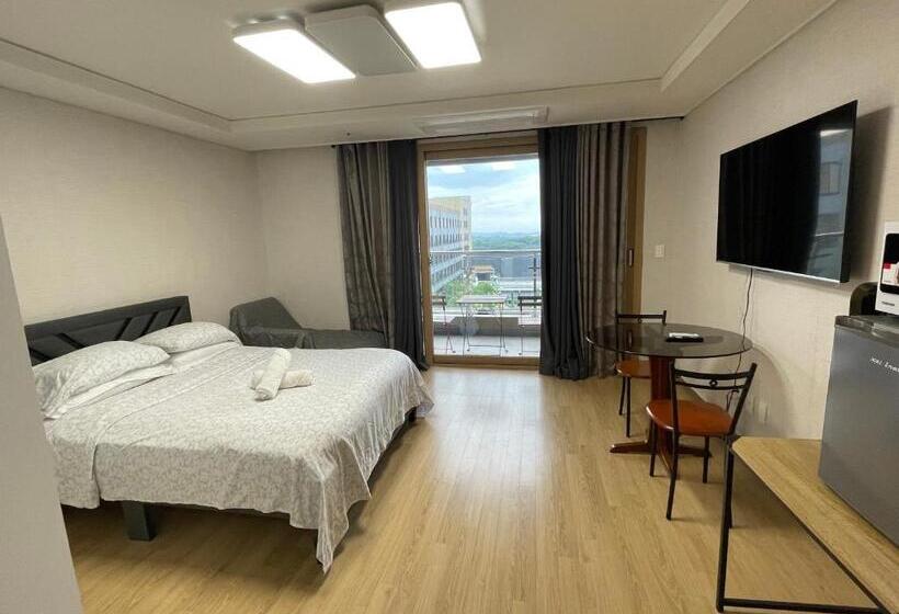 إستديو قياسى مزود بشرفة, Spacious Luxury Condo W/ Kitchen Beside Hilton Clark D’heights