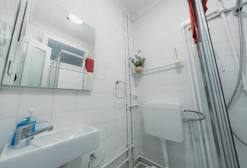 اتاق استاندارد سه تخته با سرویس بهداشتی مشترک, Douro Garden & Rooftop Authentic Portuguese Guesthouse