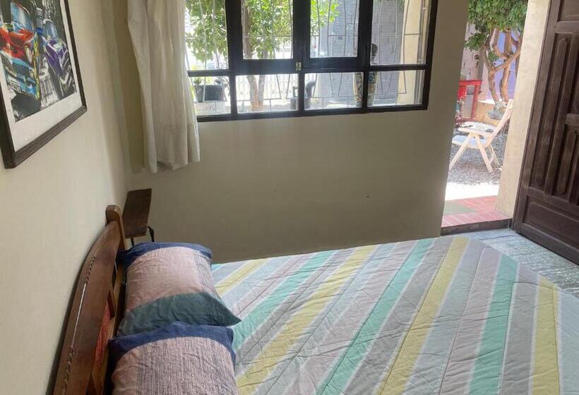 اتاق اکونومی, El Pueblito