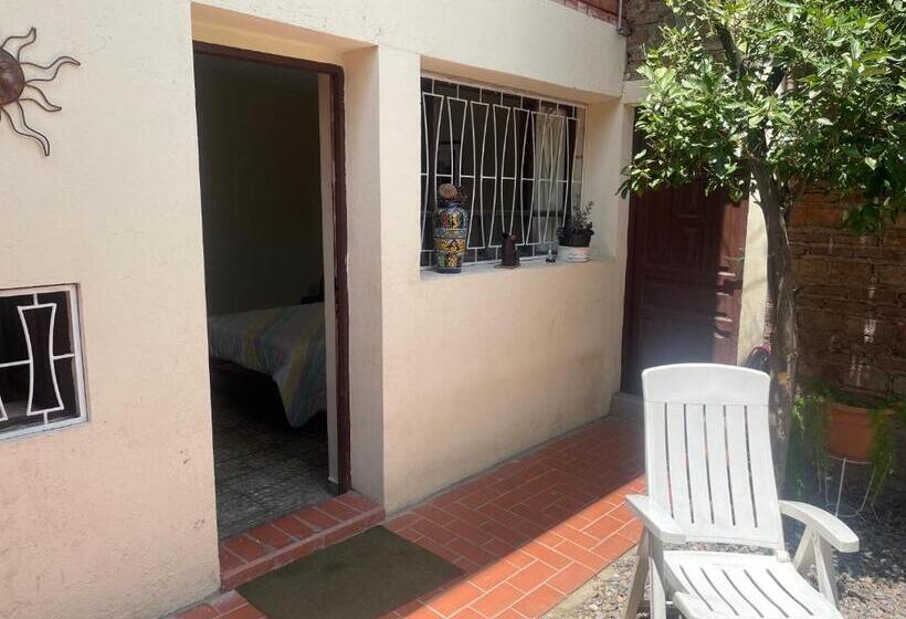 اتاق اکونومی, El Pueblito