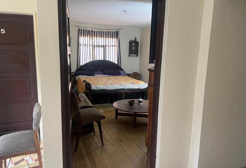 اتاق لوکس با تخت بزرگ, El Pueblito