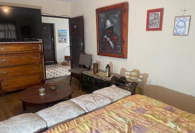 اتاق لوکس با تخت بزرگ, El Pueblito