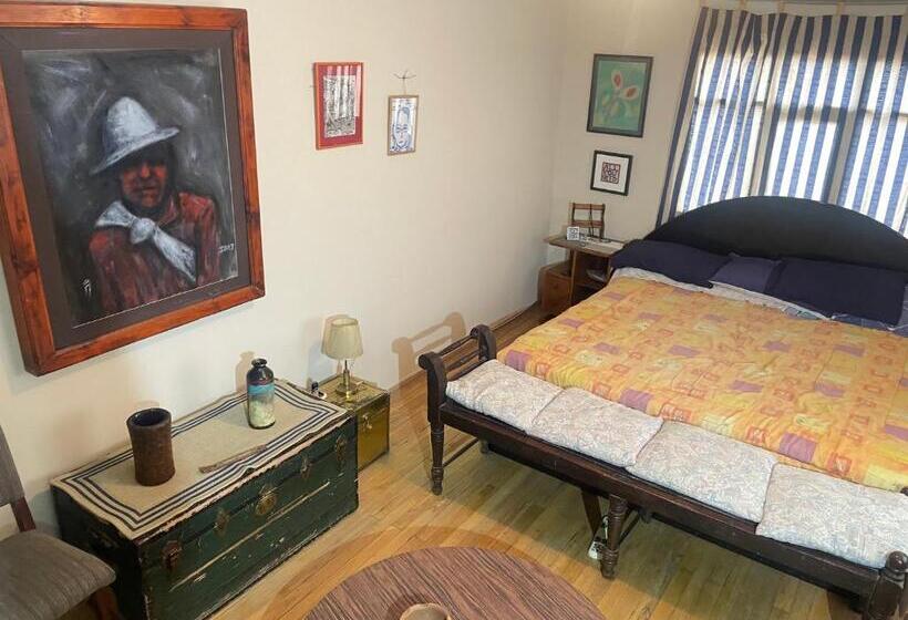 اتاق لوکس با تخت بزرگ, El Pueblito