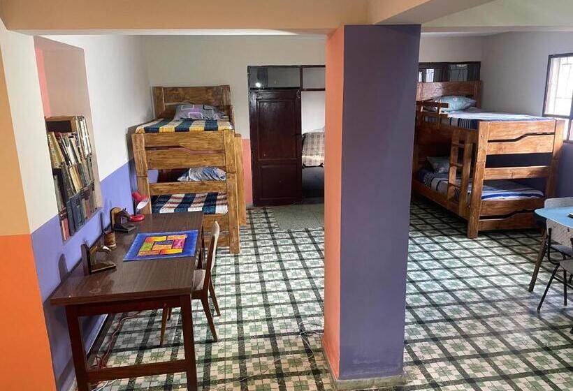 تختخواب در اتاق مشترک, El Pueblito