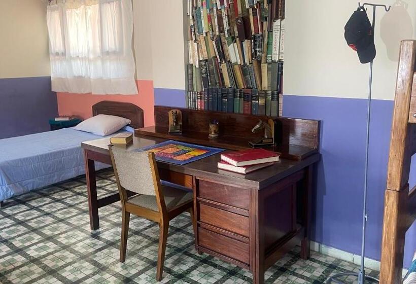 تختخواب در اتاق مشترک, El Pueblito