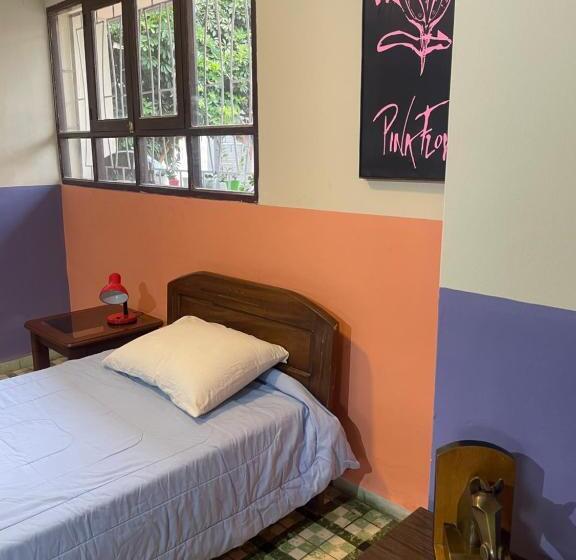 تختخواب در اتاق مشترک, El Pueblito