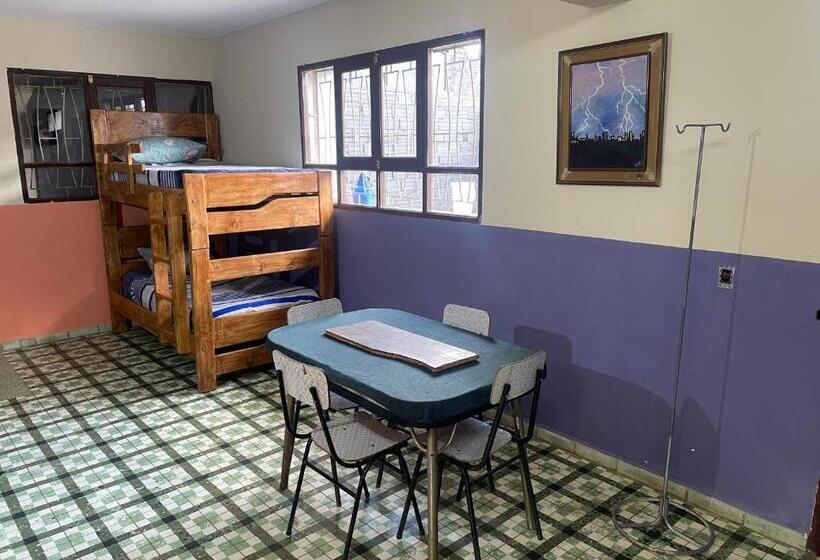 تختخواب در اتاق مشترک, El Pueblito