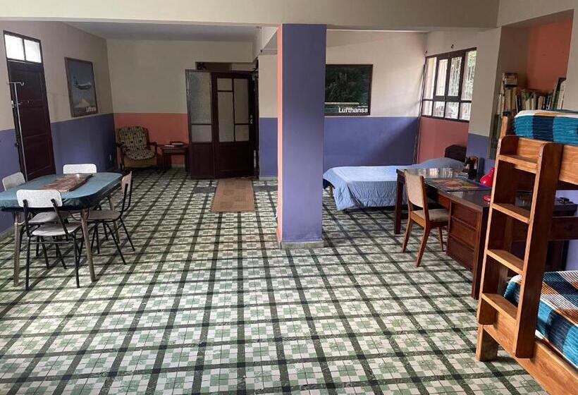 تختخواب در اتاق مشترک, El Pueblito