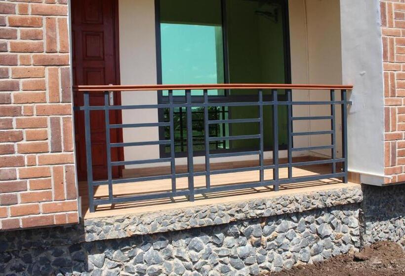 غرفة قياسية فردية مزودة بشُرفة, The Little Home