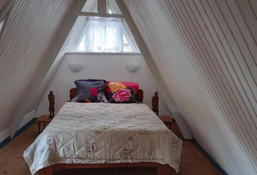 ویلای استاندارد با چشم‌انداز باغ, Le Castel Des Seigneurs