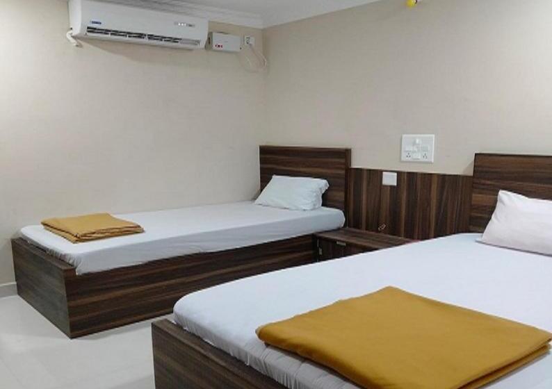 Номер Стандарт Трехместный, Sri Sivalakshmi Ac Guest House