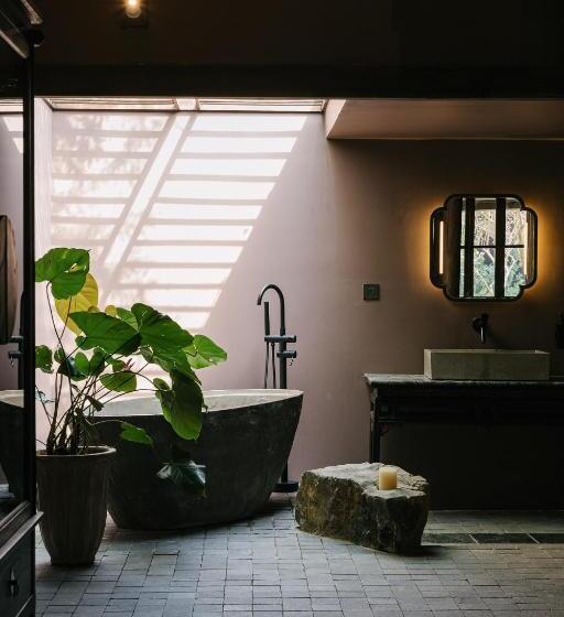 اتاق لوکس با تخت بزرگ, Toki Retreat Vân Long