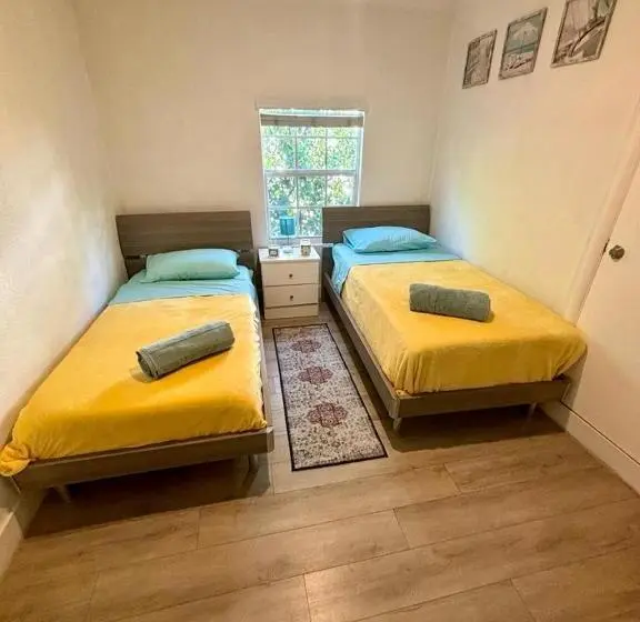 اتاق استاندارد, Nice 2 Twin Bedroom   Best Central Location In Miami   Luggage Storage, Parking And Laundry For Free