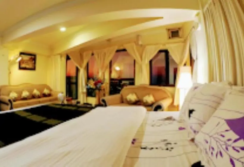 اتاق لوکس با بالکن, Aizawl Guest House, Aizwal