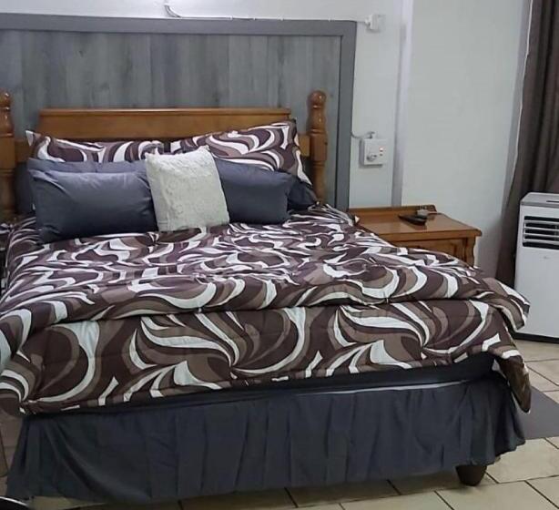 غرفة قياسية, Lara S Place