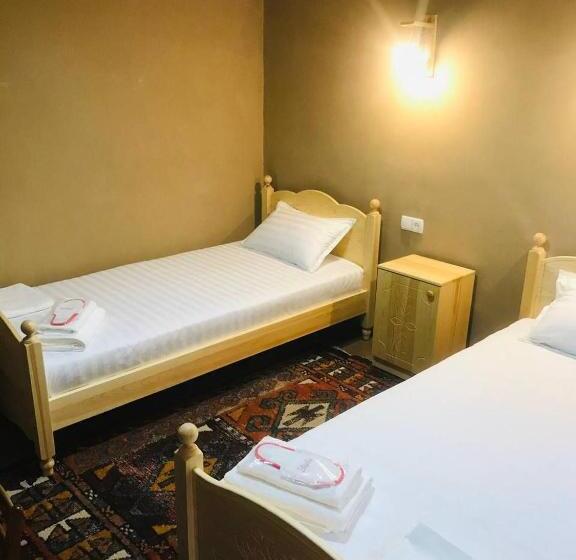 エコノミールーム, Yakka Minor