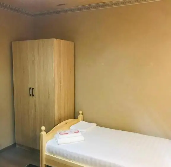 اتاق اکونومی, Yakka Minor