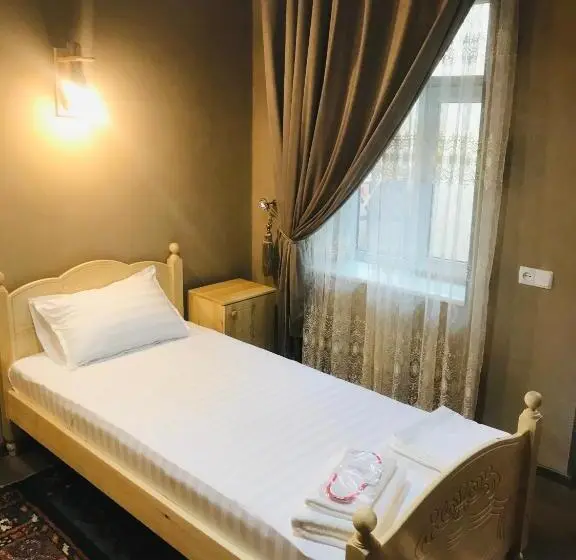 اتاق اکونومی, Yakka Minor