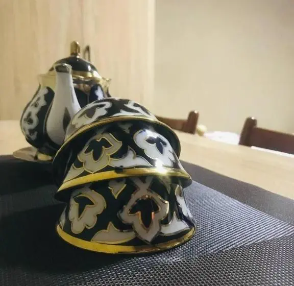 اتاق اکونومی, Yakka Minor