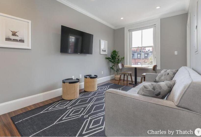 דירת חדר, J Miller Flats By Thatch