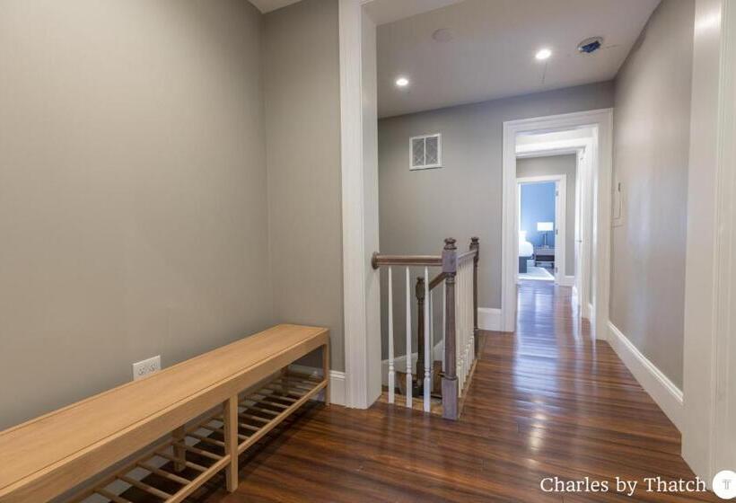 דירת שלושה חדרים, J Miller Flats By Thatch