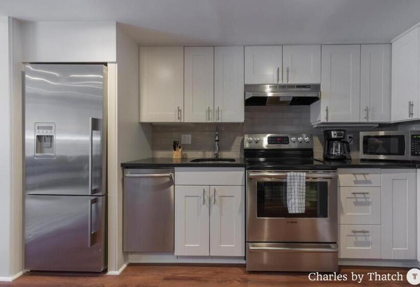 דירת שלושה חדרים, J Miller Flats By Thatch