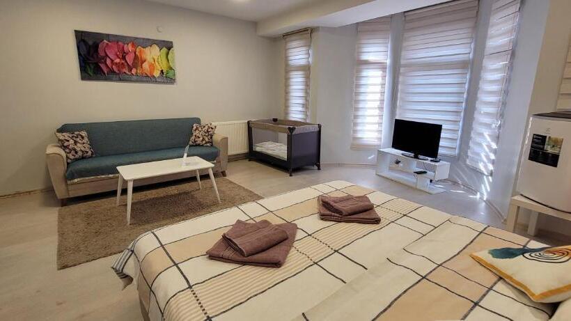 غرفة ديلوكس, Rooms In The Heart Of Sisli   1 Min To Metro   Shared Bathroom And Kitchen